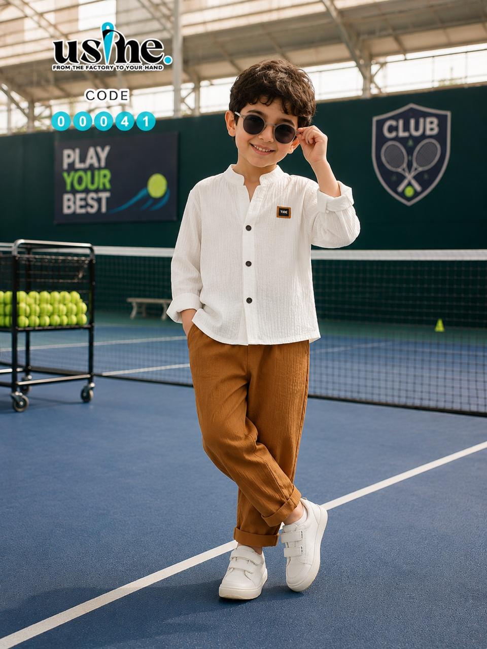 00041 My children wore white shirts and khaki trousers.