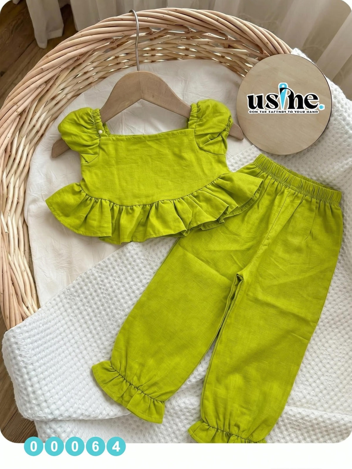 00064 Girls off-shoulder suit