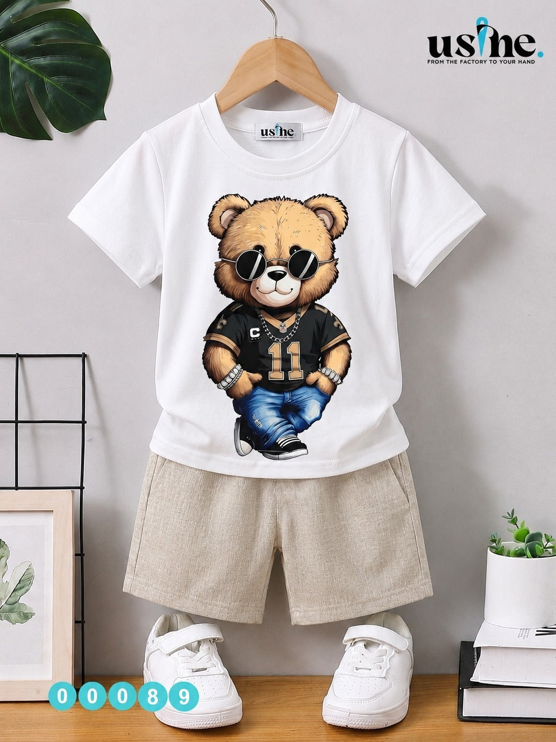 00089 Teddy bear T-shirt with chain and beige shorts