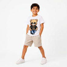 00089 T-shirt with bear and chain and beige shorts