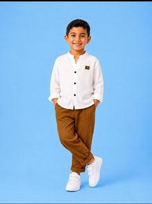 00041 My children wore white shirts and khaki trousers.