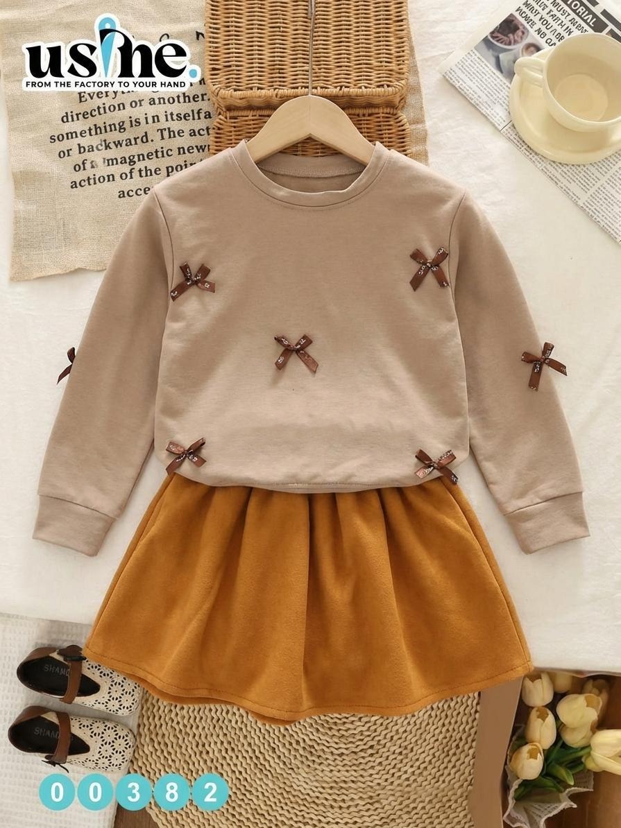 00382 طقم بناتي سويتشيرت فيونكات و جيبه